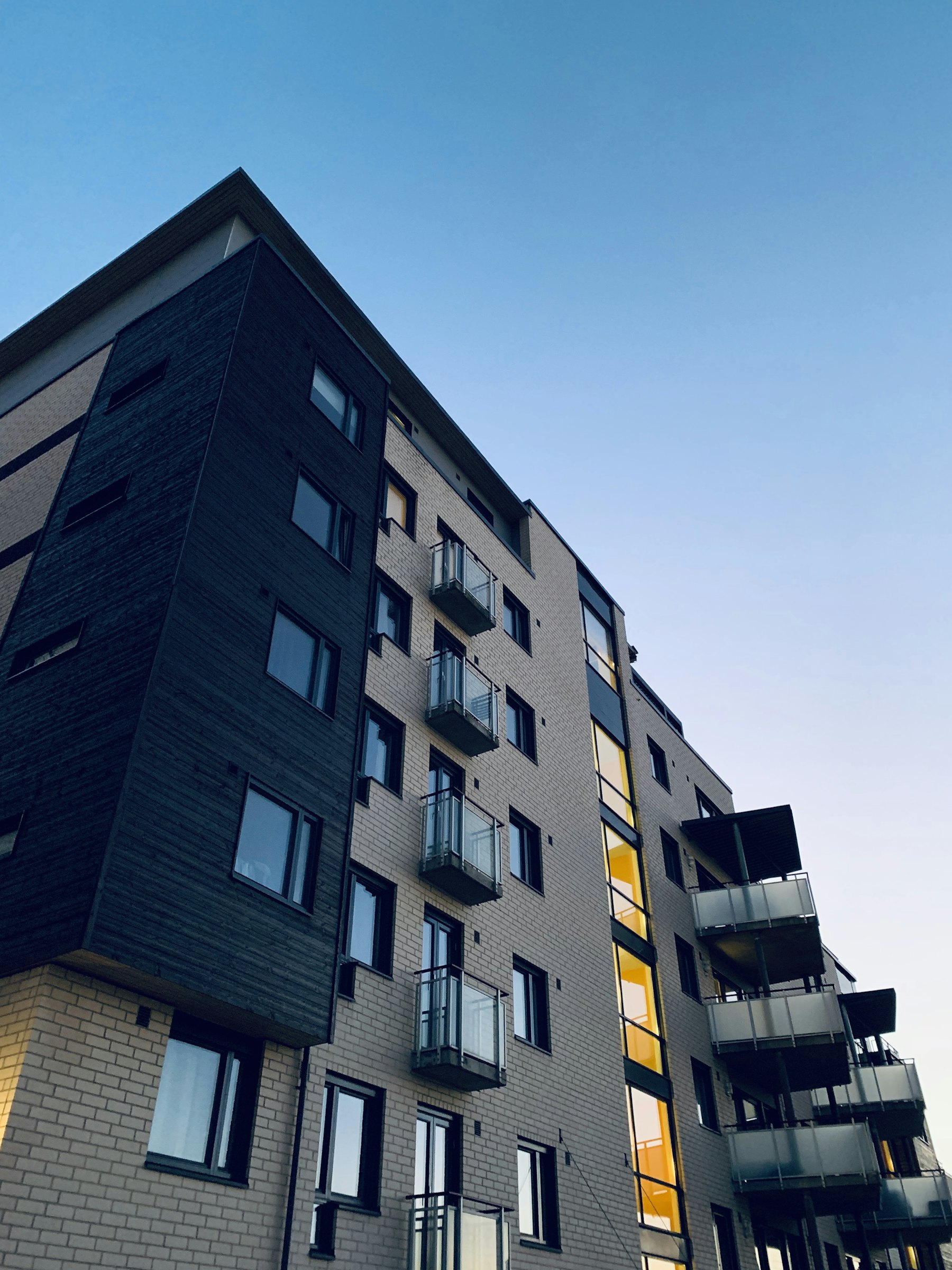 Koyu cepheli modern apartman