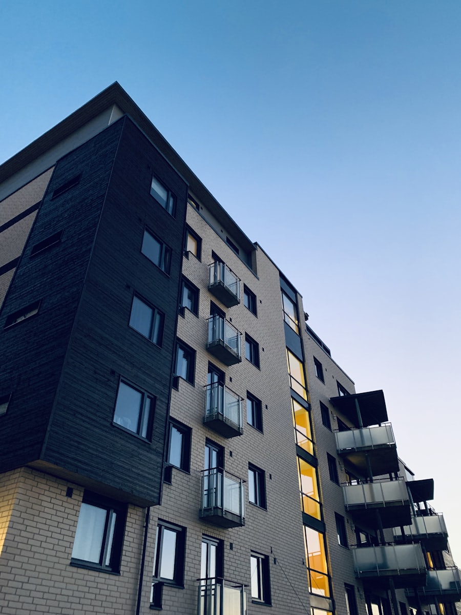 Koyu cepheli modern apartman
