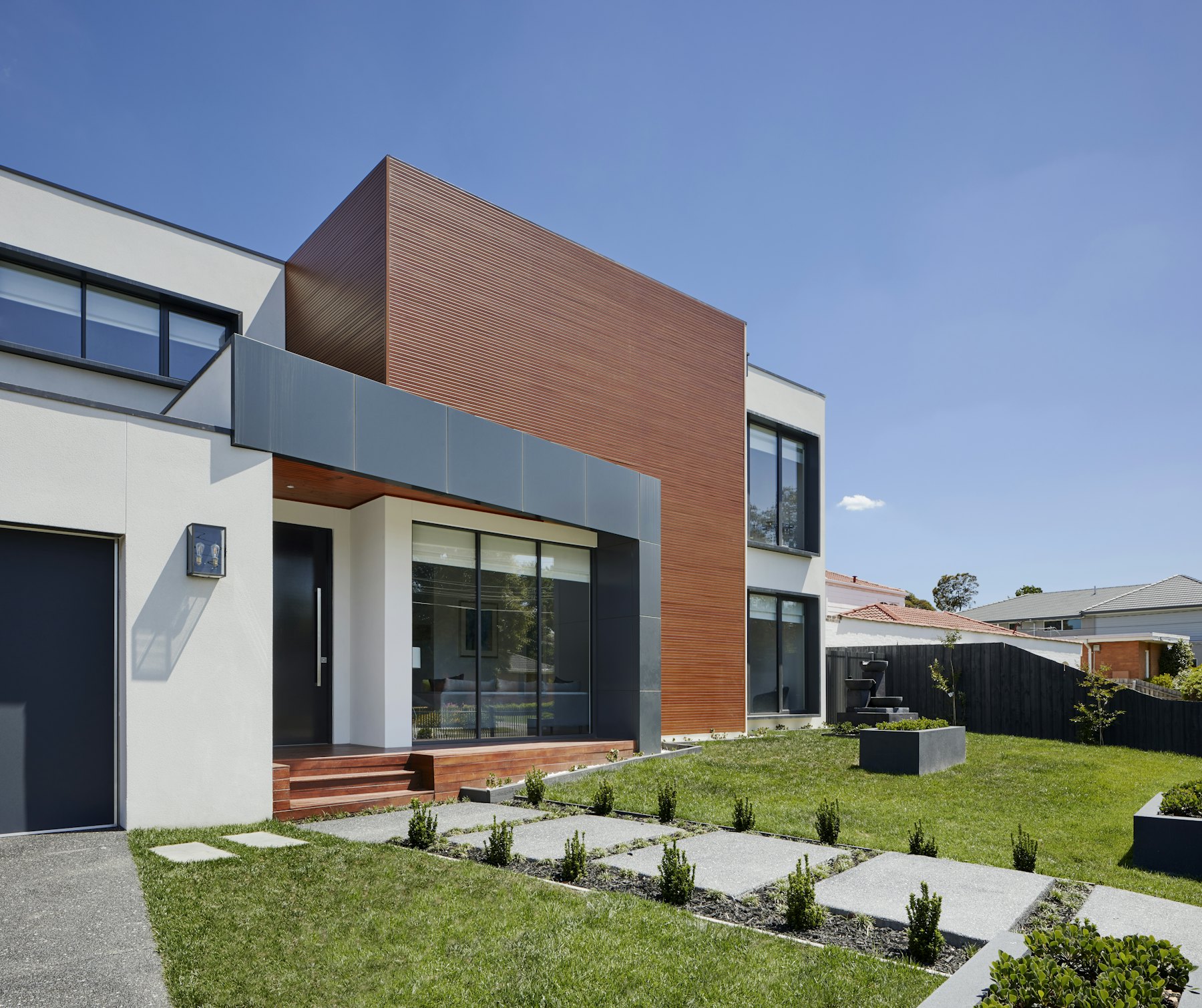 Ahşap ve beyaz cepheli modern villa