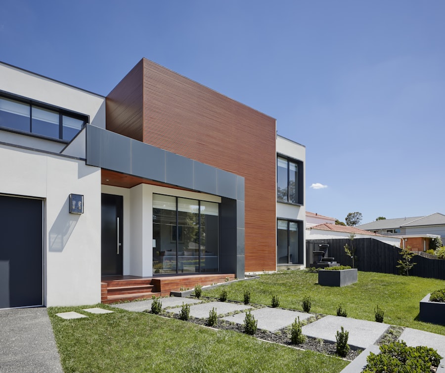 Ahşap ve beyaz cepheli modern villa